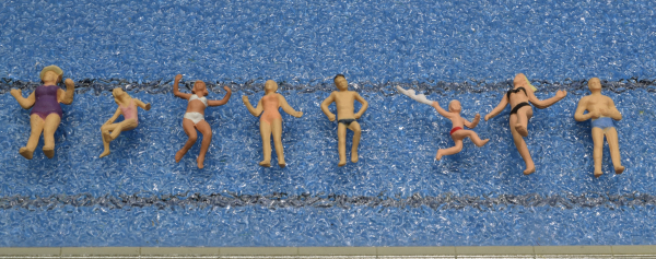 8 badende oder schwimmende Figuren